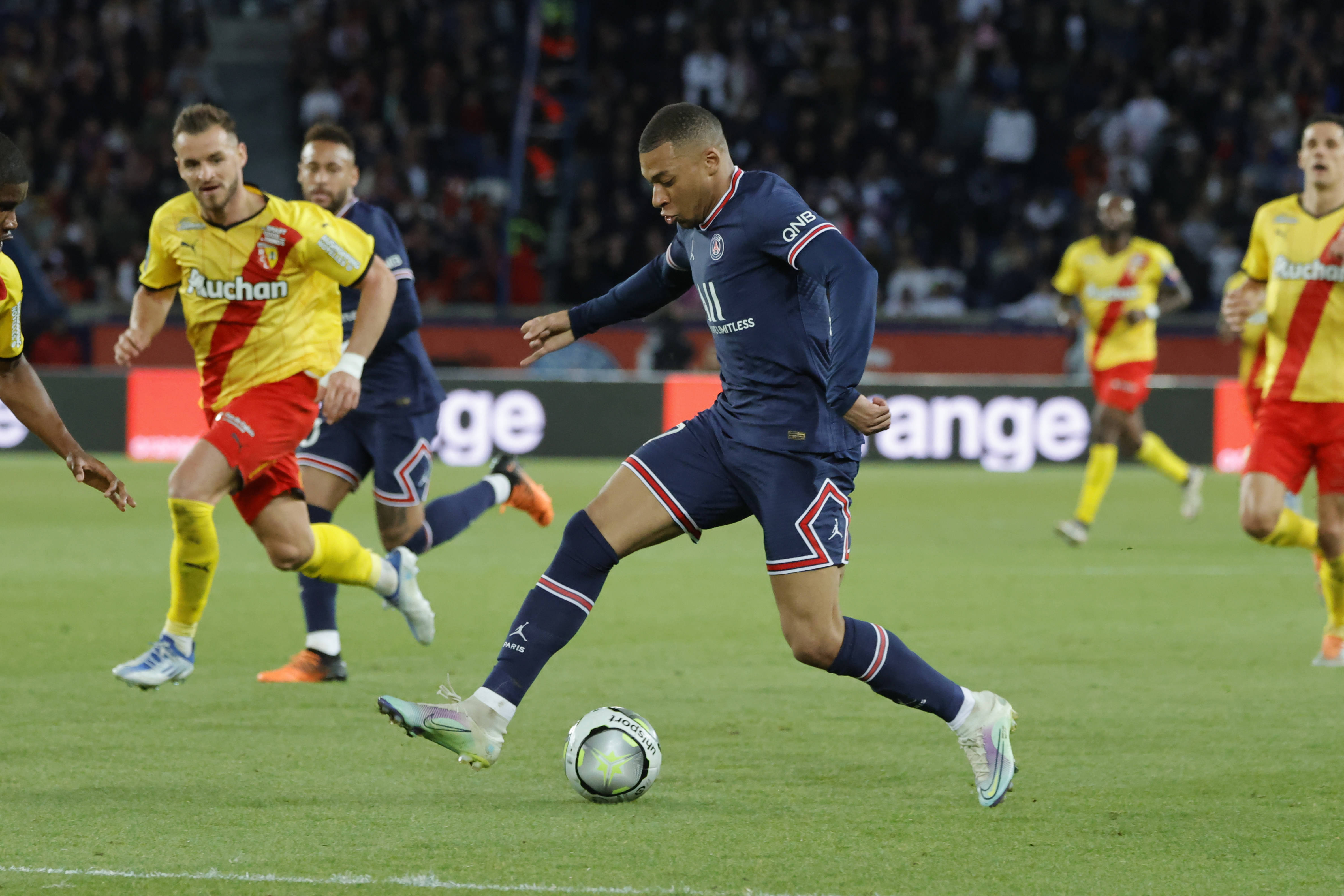 关于巴黎圣日耳曼在比赛中奋力拼搏的信息 关于巴黎圣日耳曼在比赛中奋力拼搏的信息