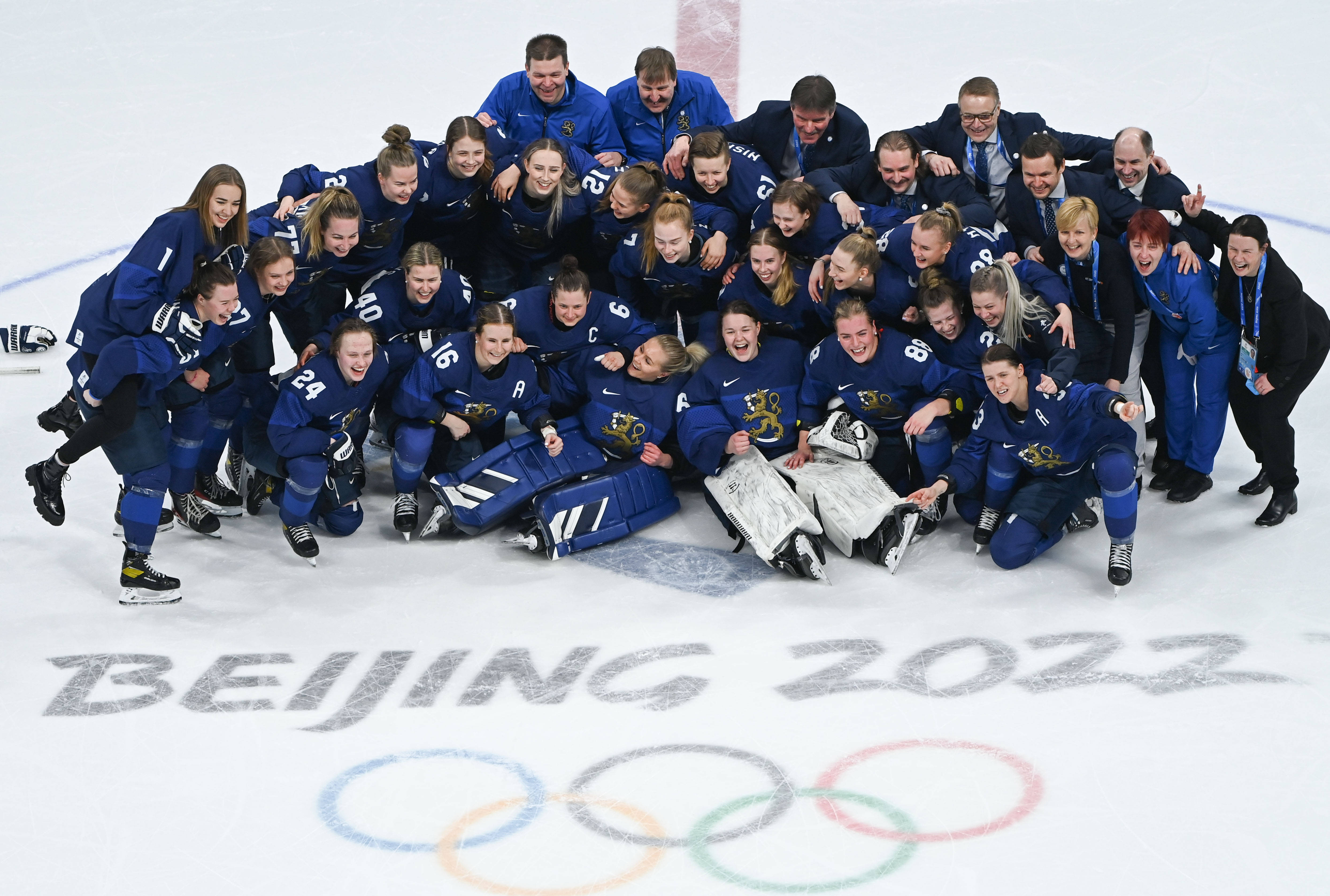 贵州队励志晋级季后赛,球员庆祝合影 贵州队励志晋级季后赛,球员庆祝合影