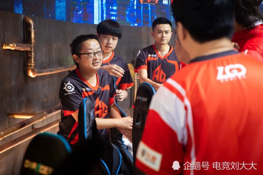 贵州队励志晋级季后赛,球员庆祝合影 贵州队励志晋级季后赛,球员庆祝合影