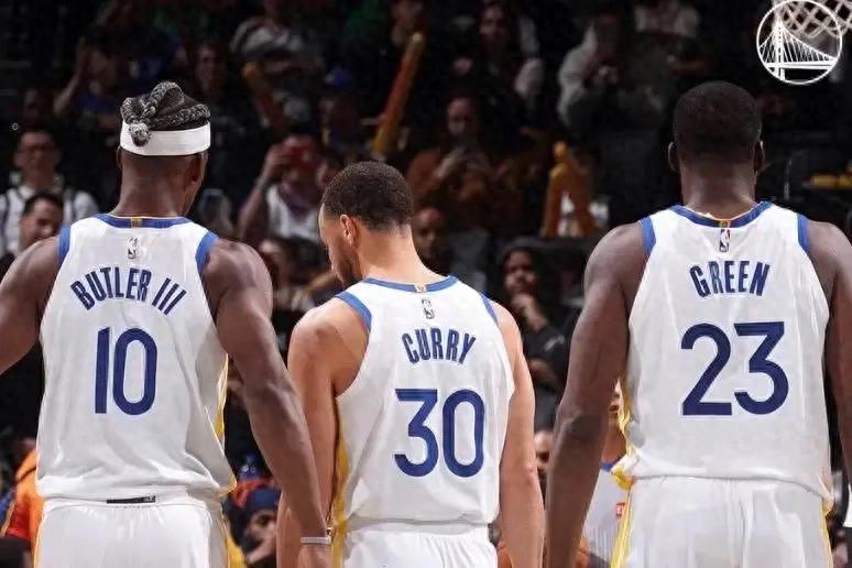 开云体育在线-比赛如火如荼!两队对决好不激动,胜负悬念