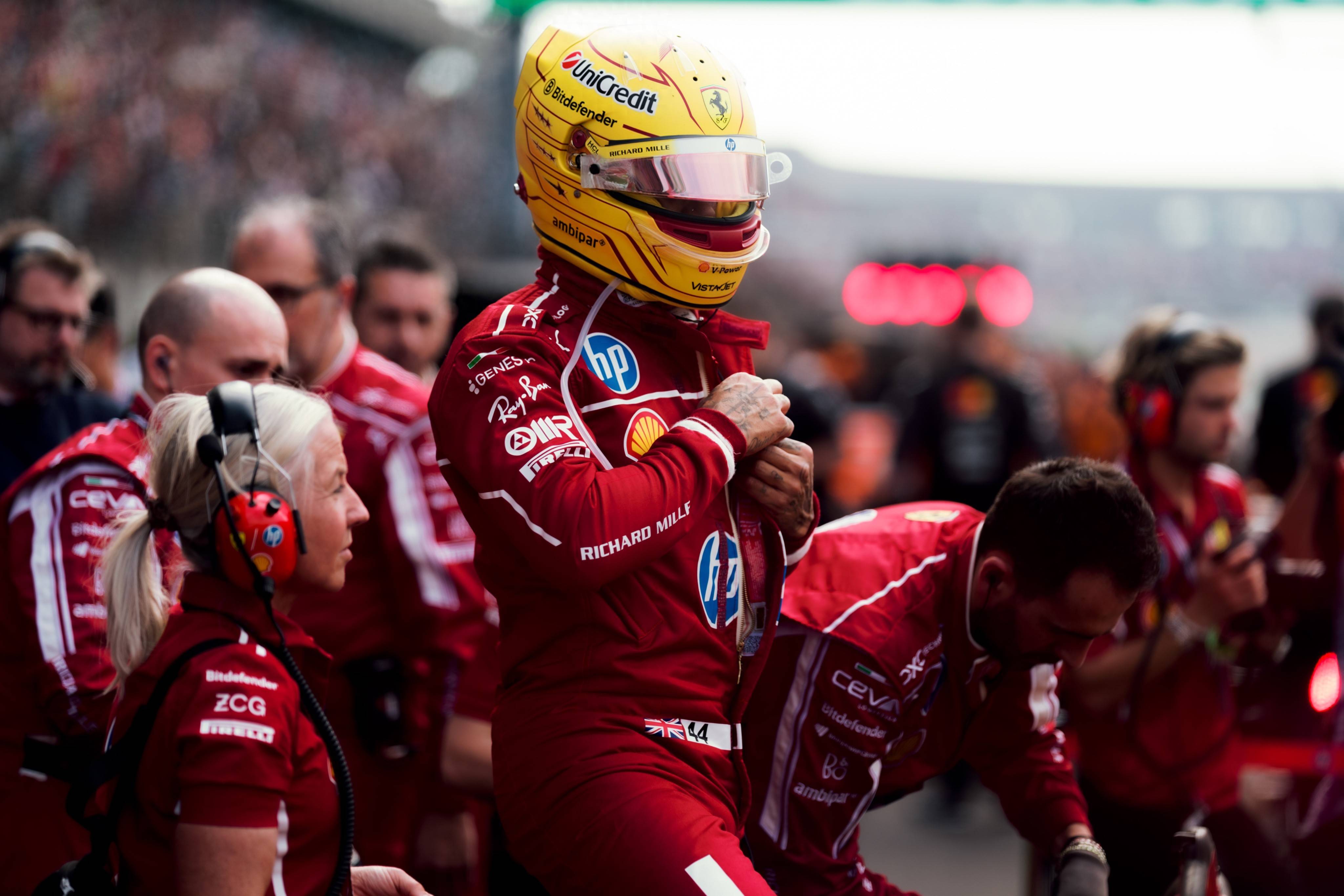 包含法拉利横扫红牛车队，勒克莱尔统治全场的词条